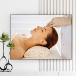 Mẫu tranh spa đẹp hình ảnh tiêm filler trên trán làm đẹp cho nữ khách hàng