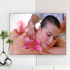 Mẫu tranh spa đẹp hình ảnh massage vai cho cô gái đẹp với hoa ly hồng cài trang trí