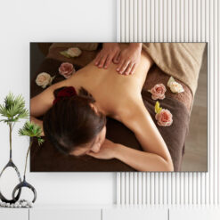 Mẫu tranh spa đẹp hình ảnh massage lưng cho nữ khách hàng nằm thư giãn
