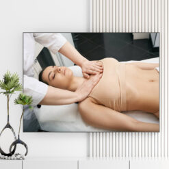 Mẫu tranh spa đẹp hình ảnh massage thư giãn cho nữ khách hàng