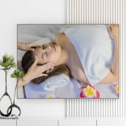 Mẫu tranh spa đẹp hình ảnh massage thư giãn vùng đầu cho khách hàng nữ