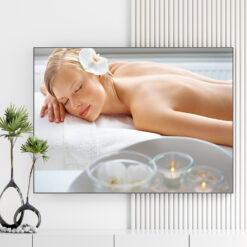 Mẫu tranh spa đẹp hình ảnh cô gái nằm thư giãn với hoa cài mái tóc và nến thơm