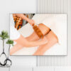 Mẫu tranh spa đẹp hình ảnh massage chân cho khách hàng