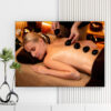 Mẫu tranh spa đẹp hình ảnh nhân viên chườm đá nóng trên lưng cho nữ khách hàng