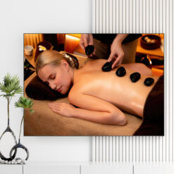 Mẫu tranh spa đẹp hình ảnh nhân viên chườm đá nóng trên lưng cho nữ khách hàng