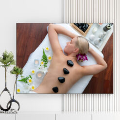 Mẫu tranh spa đẹp hình ảnh chườm đá nóng trên lưng cho cô gái đẹp nằm thư giãn