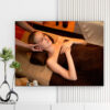 Mẫu tranh spa đẹp hình ảnh cô gái đẹp nằm thư giãn khi nhân viên masage vùng đầu