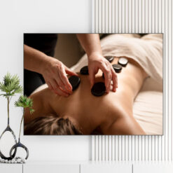 Mẫu tranh spa đẹp hình ảnh nhân viên đang chườm đá nóng cho khách hàng