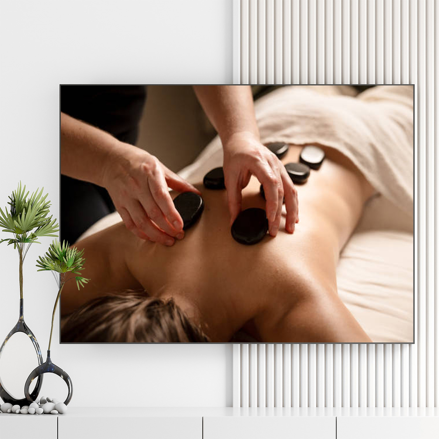 Mẫu tranh spa đẹp hình ảnh nhân viên đang chườm đá nóng cho khách hàng