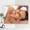 Mẫu tranh spa đẹp hình ảnh nhân viên đang massage vai gáy cho cô gái đẹp