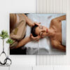 Mẫu tranh spa đẹp hình ảnh massage thư giãn vùng đầu cho nữ khách hàng