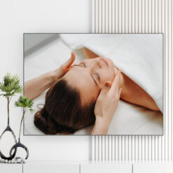 Mẫu tranh spa đẹp hình ảnh massage thư giãn vùng đầu mặt cho nữ khách