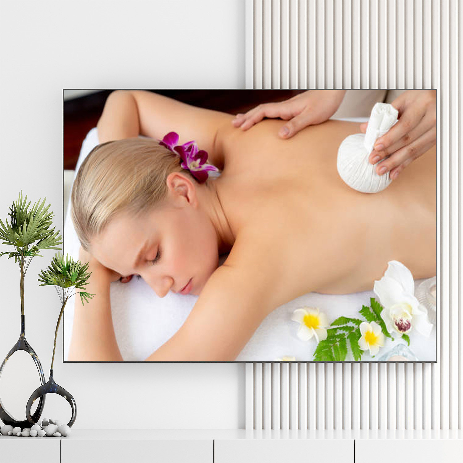 Mẫu tranh spa đẹp hình ảnh nhân viên đang dùng túi chườm mát xa thư giãn cho nữ khách