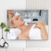 Mẫu tranh spa đẹp hình ảnh nhân viên đang massage vùng đầu và chán cho nữ khách hàng