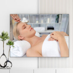 Mẫu tranh spa đẹp hình ảnh nhân viên đang massage vùng đầu và chán cho nữ khách hàng
