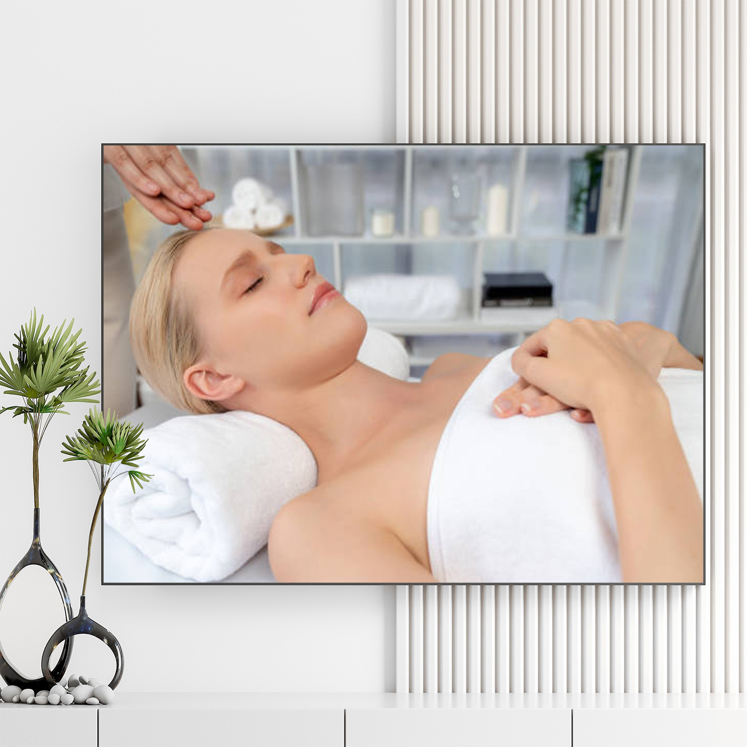Mẫu tranh spa đẹp hình ảnh nhân viên đang massage vùng đầu và chán cho nữ khách hàng