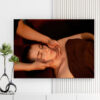 Mẫu tranh spa đẹp hình ảnh nhân viên đang massage thư giãn cùng đầu cho nữ khách hàng