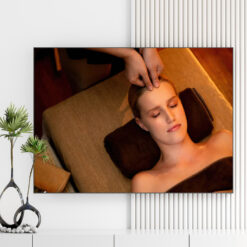 Mẫu tranh spa đẹp hình ảnh nhân viên đang massage vùng đầu chán cho cô gái đẹp