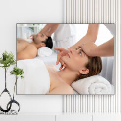 Mẫu tranh spa đẹp hình ảnh đôi khách hàng nằm massage thư giãn