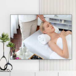 Mẫu tranh spa đẹp hình ảnh nhân viên massage vùng đầu cho nữ khách hàng đẹp
