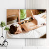 Mẫu tranh spa đẹp hình ảnh nhân viên chườm đá nóng trên lưng cho nữ khách hàng