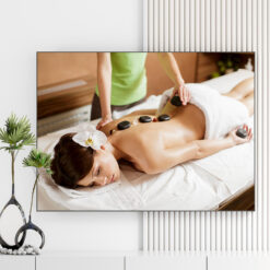 Mẫu tranh spa đẹp hình ảnh nhân viên chườm đá nóng trên lưng cho nữ khách hàng