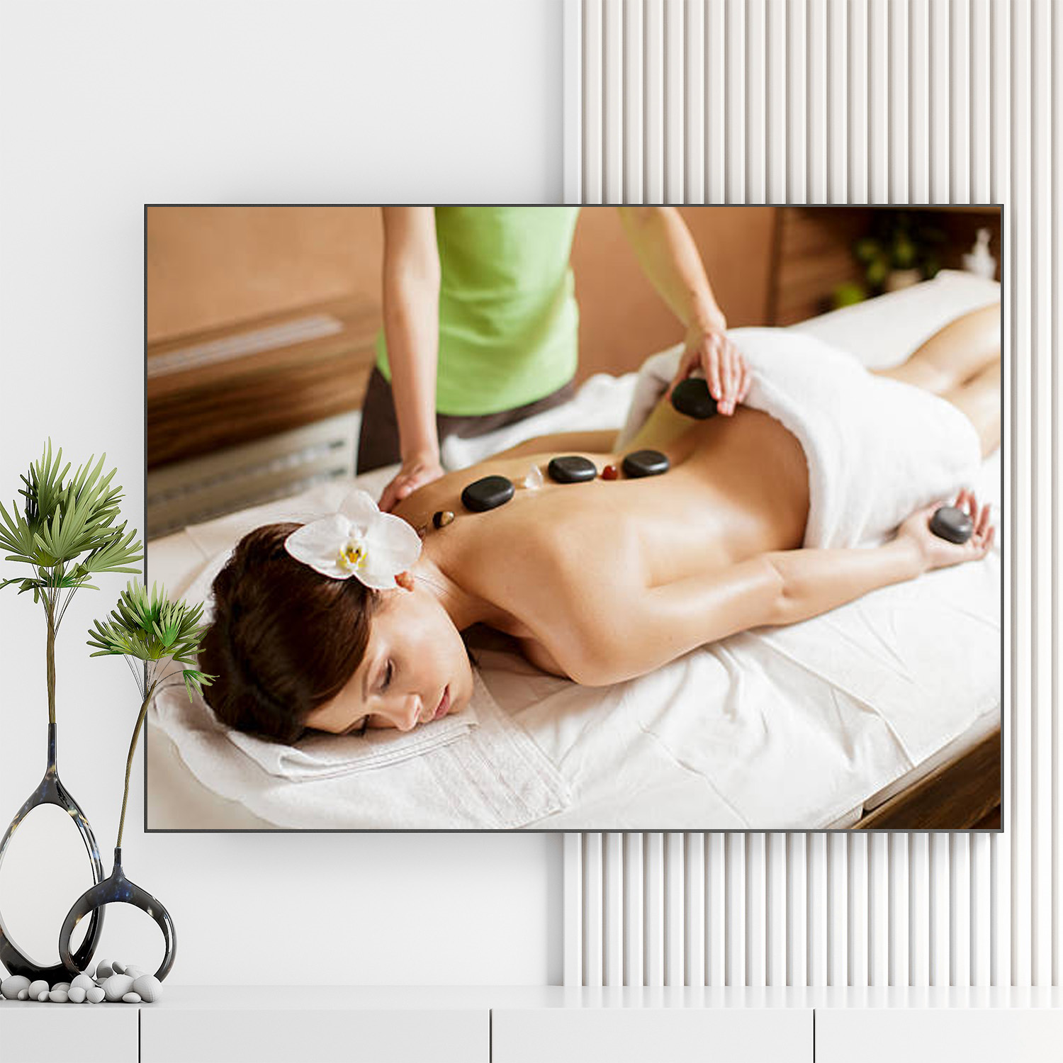 Mẫu tranh spa đẹp hình ảnh nhân viên chườm đá nóng trên lưng cho nữ khách hàng