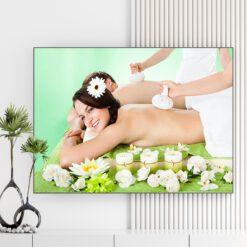 Mẫu tranh spa đẹp hình ảnh nhân viên đang dùng túi chườm massage cho đôi khách hàng nam nữ