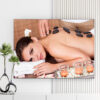 Mẫu tranh spa đẹp hình ảnh nhân viên đang chườm đá nóng cho nữ khách hàng