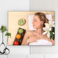 Mẫu tranh spa đẹp hình ảnh cô gái đẹp đang nằm thư giãn