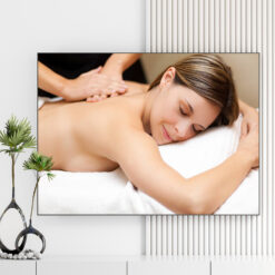 Mẫu tranh spa đẹp hình ảnh massage thư giãn lưng cho nữ khách hàng