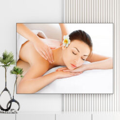 Mẫu tranh spa đẹp hình ảnh massage thư giãn vùng vai cổ cho cô gái