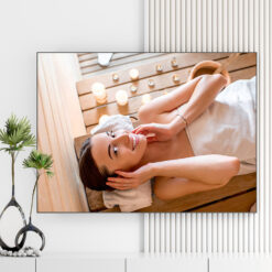 Mẫu tranh spa đẹp hình ảnh hình ảnh cô gái nằm thư giãn với nụ cười tươi và nến thêm xung quanh