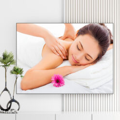 Mẫu tranh spa đẹp hình ảnh cô gái nằm massage thư giãn với bông hoa cúc tím bên cạnh