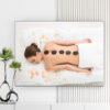 Mẫu tranh spa đẹp hình ảnh cô gái nằm thư giãn chườm đá nóng trên lưng