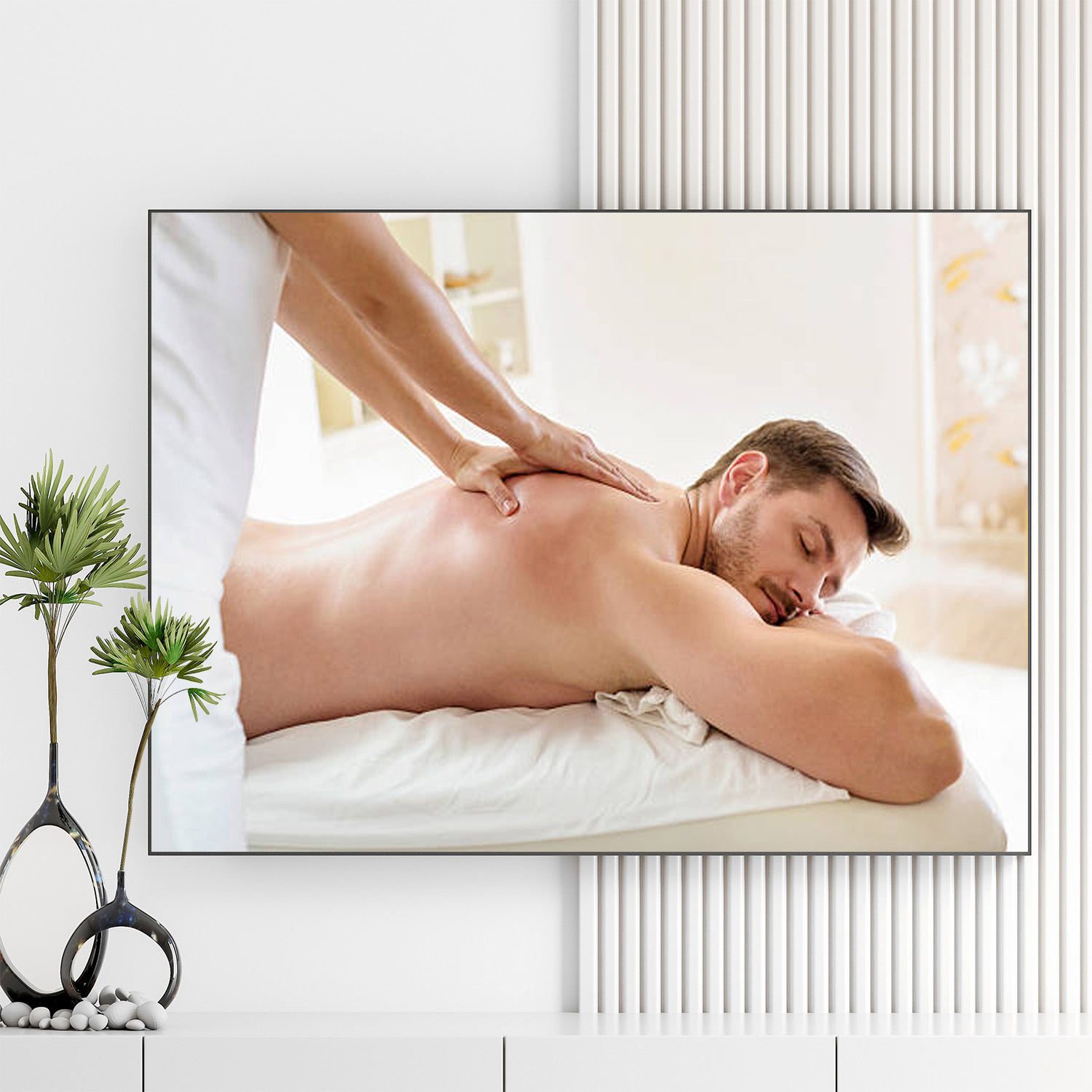 Mẫu tranh spa đẹp hình ảnh massage thư giãn vùng vai lưng cho nam khách hàng
