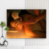 Mẫu tranh spa đẹp hình ảnh cô gái nằm thư giãn massage với ánh sáng nến lung linh