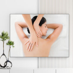 Mẫu tranh spa đẹp hình ảnh nhân viên đang massage vùng cổ vai gáy cho nữ khách hàng