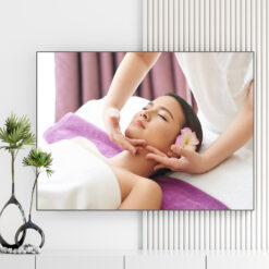 Mẫu tranh spa đẹp hình ảnh nhân viên đang massage cho nữ khách hàng nằm thư giãn
