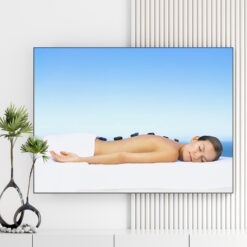 Mẫu tranh spa đẹp hình ảnh cô gái nằm thư giãn trong không gian trong lành