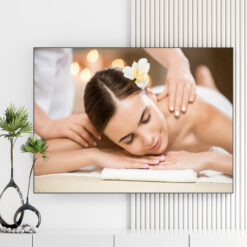 Mẫu tranh spa đẹp hình ảnh nhân viên bóp vai thư giãn cho nữ khách hàng