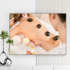 Mẫu tranh spa đẹp hình ảnh nhân viên chườm đá nóng trên lưng cho nữ khách hàng