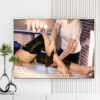 Mẫu tranh spa đẹp hình ảnh nhân viên đang quấn rong biển giúp chăm sóc sức khoẻ và làm đẹp cho khách hàng
