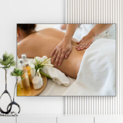 Mẫu tranh spa đẹp hình ảnh nhân viên đang massage lưng cho khách hàng