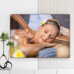 Mẫu tranh spa đẹp hình ảnh nhân viên đang massage thư giãn cho nữ khách hàng lớn tuổi