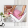 Mẫu tranh Spa & Nail đẹp hình ảnh nhân viên đang sơn móng chân cho khách hàng