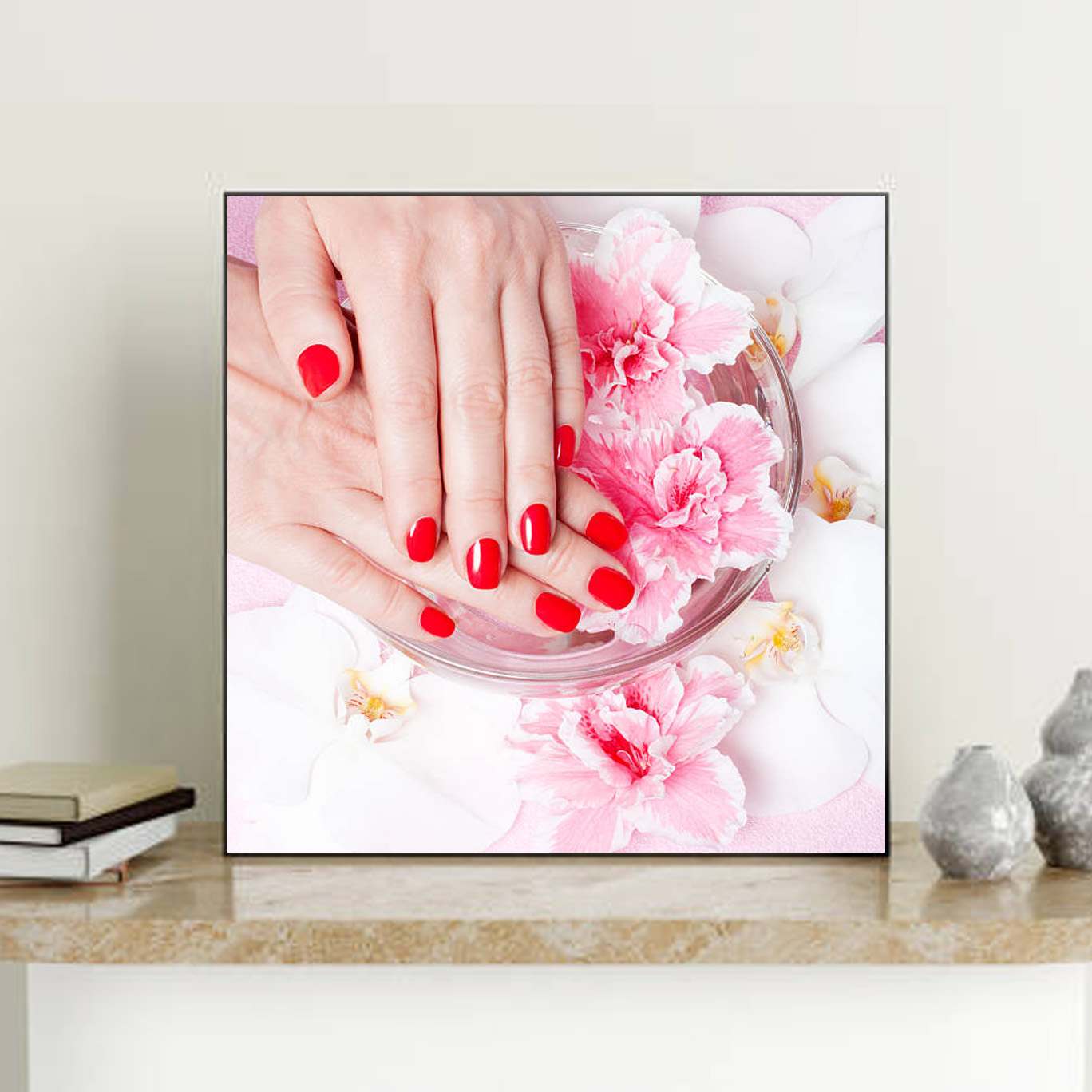 Mẫu tranh Spa & Nail đẹp đôi bàn tay sơn móng màu đỏ tươi