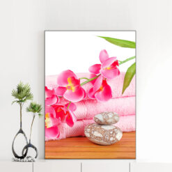 Mẫu tranh spa thiên nhiên khổ dọc đẹp hình ảnh cành hoa lan và khăn tắm màu hồng
