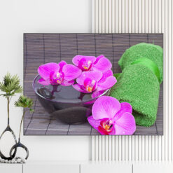 Mẫu tranh spa thiên nhiên đẹp hình ảnh bát nước, hoa lan tím và khăn tắm màu xanh lá