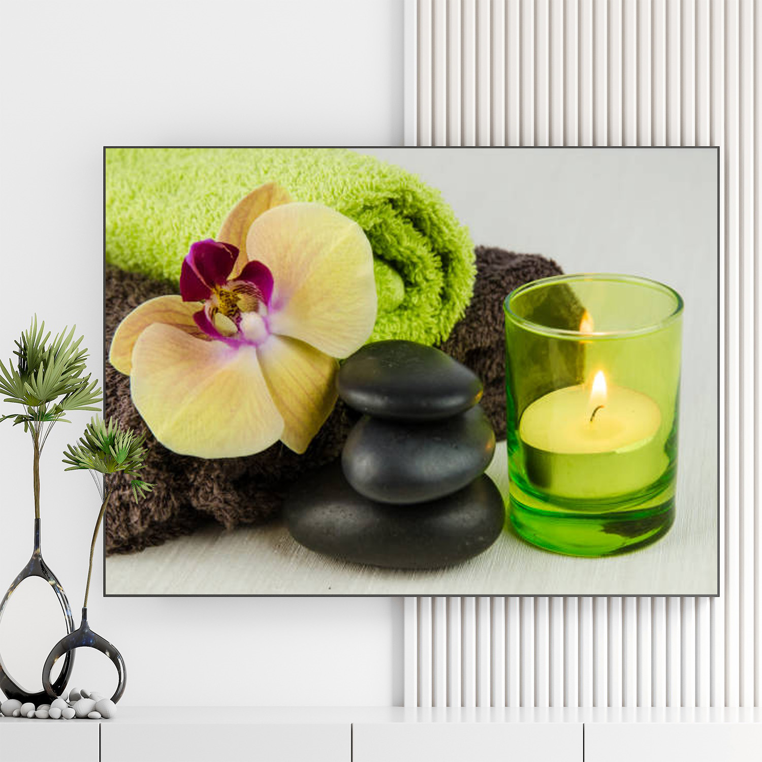 Mẫu tranh spa thiên nhiên đẹp hình ảnh cốc nến thơm, đá cuội, khăn tắm, bông hoa lan vàng